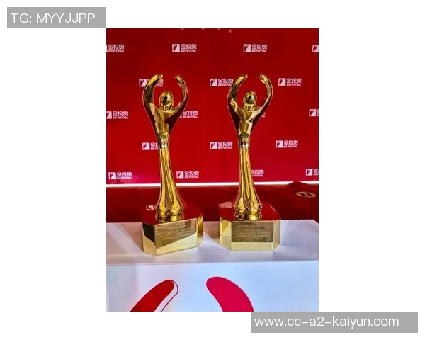 谢尔基分享全场最佳奖杯照片庆祝2025年完美收官时刻