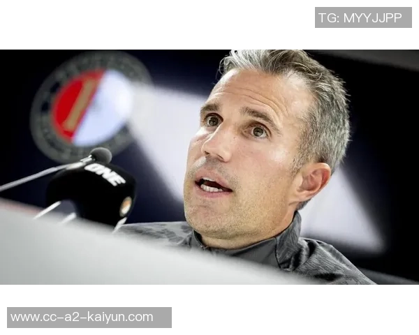 范佩西回应昆滕廷伯批评称关系难以修复我只看球员表现 范佩西回应昆滕廷伯批评称关系难以修复我只看球员表现