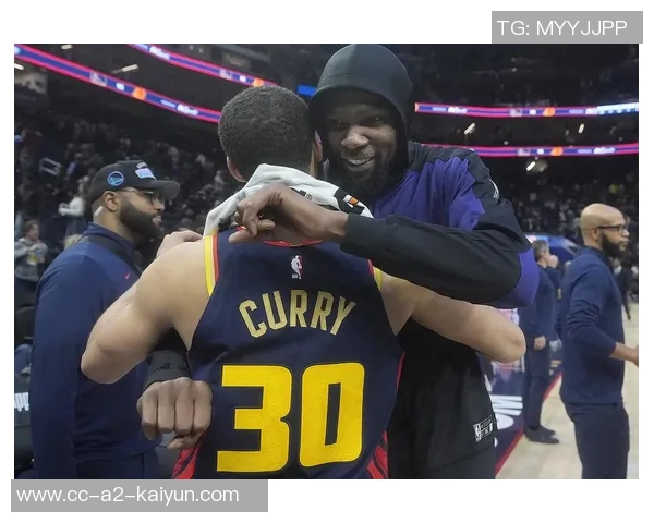 杜兰特幽默回应打球与刷推特的时间安排只需几秒钟轻松搞定